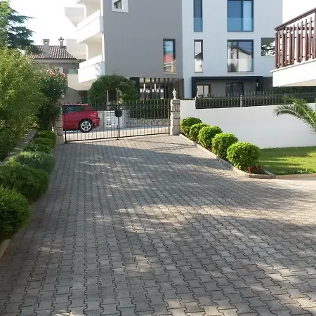 Two-bedroom In Iv شقة *